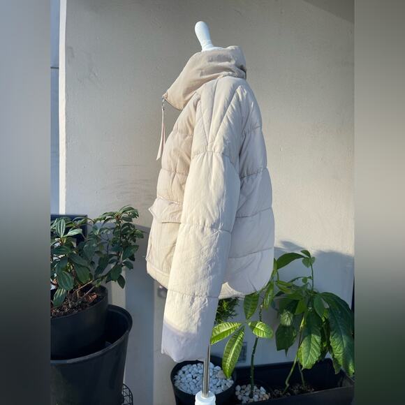 ☘️ Sinsay Short Puffer Jacket with Zip Collar and Patch Pockets in Cream Color - Picture 8 of 14